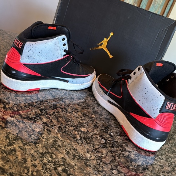 Nike Air Jordan 2 Retro Black and Red High-Top Sneakers EUC 10.5 - Picture 7 of 17